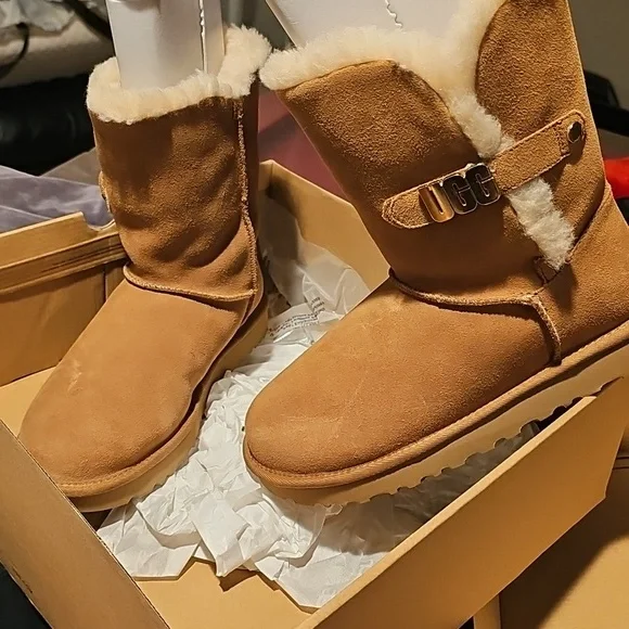 Brand New Bailey Ugg with metal graphic (chestnut).. size 7 - Picture 1 of 7